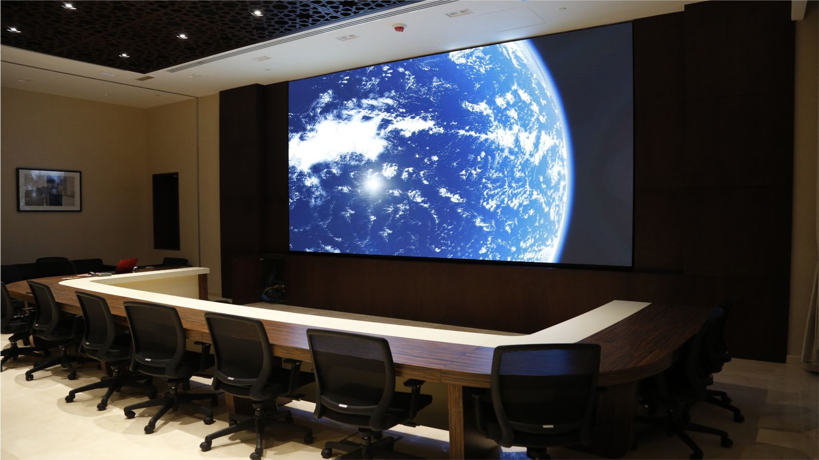 TRUE dvLED wall in a conference and meeting room