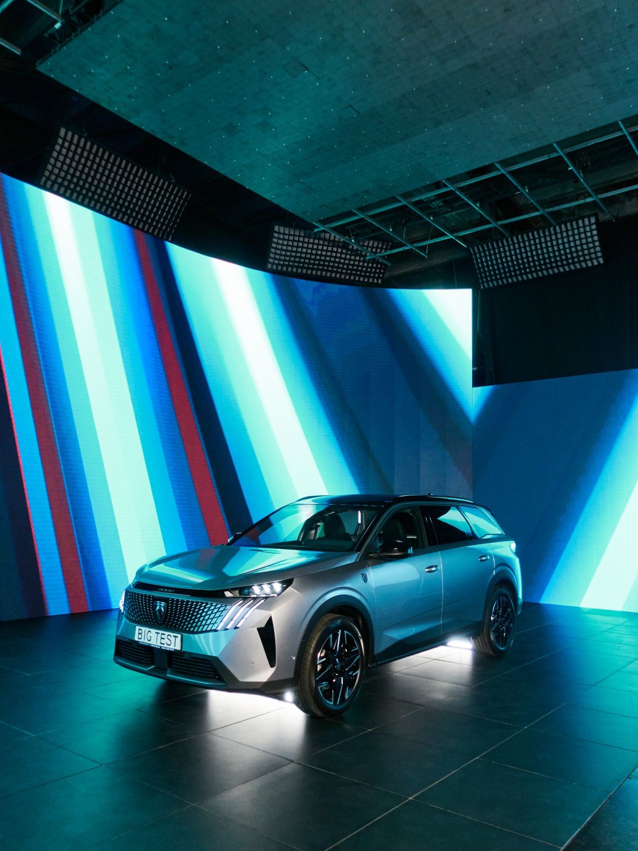 Silver SUV lit by a curved TRUE dvLED wall and matching LED ceiling in a production volume