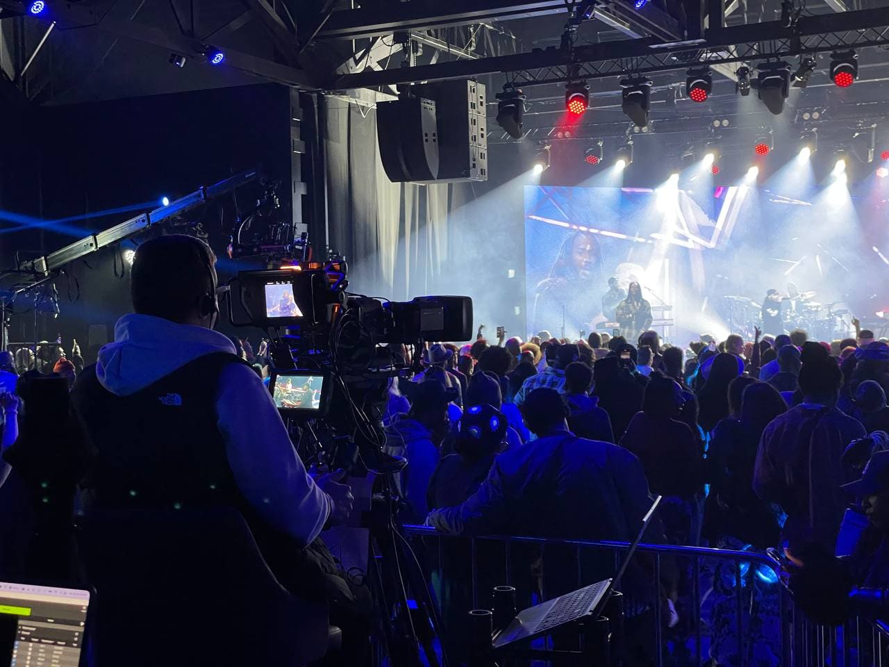 Live concert with a camera operator in the foreground and the crowd on the TRUE dvLED image magnification wall