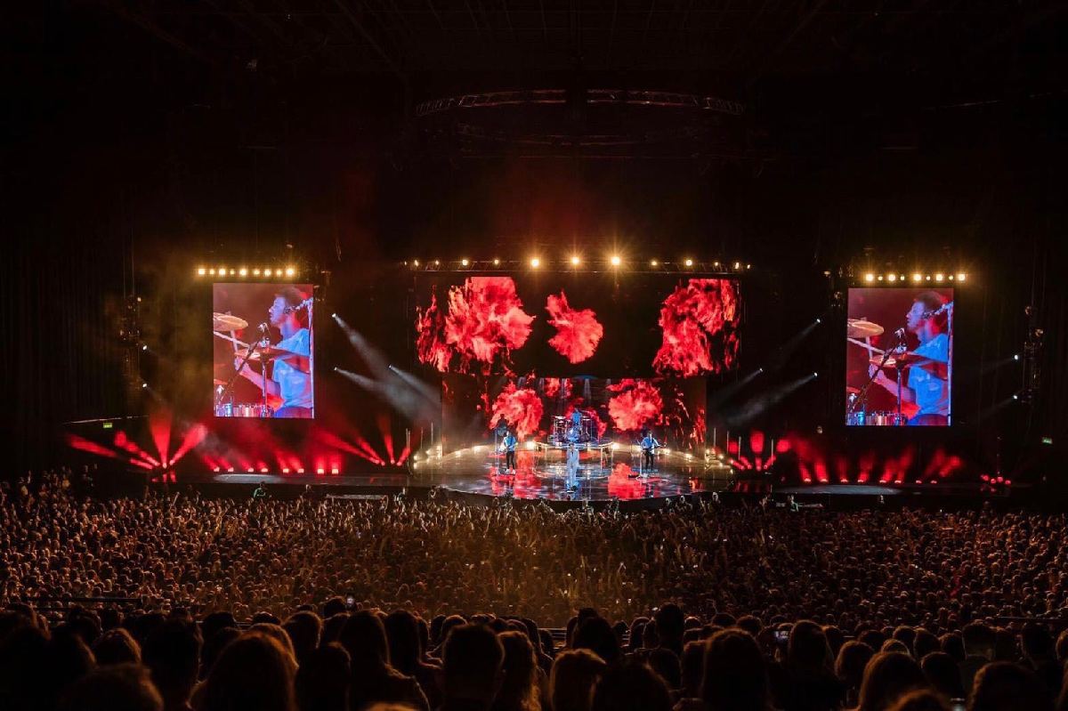 Concert stage with TRUE dvLED columns