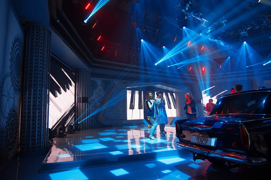 Retro television set with a giant piano key TRUE dvLED wall and a classic car on stage