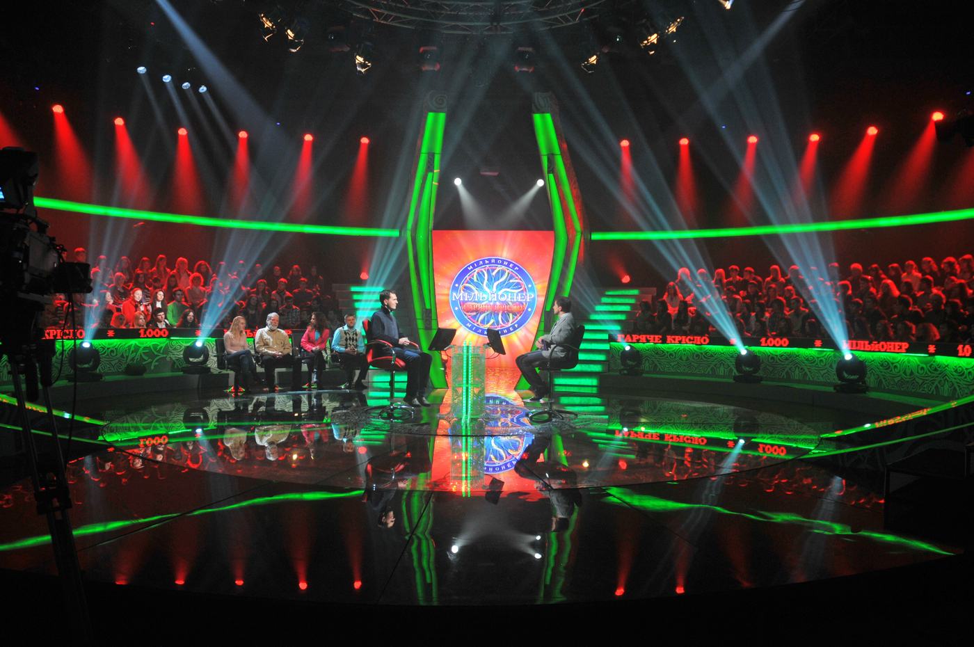 Quiz arena with green TRUE dvLED scenery and the audience banked on both sides