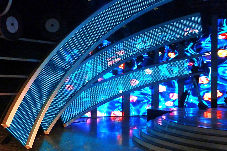 Close view of curved TRUE dvLED louvre blades showing the pixel structure