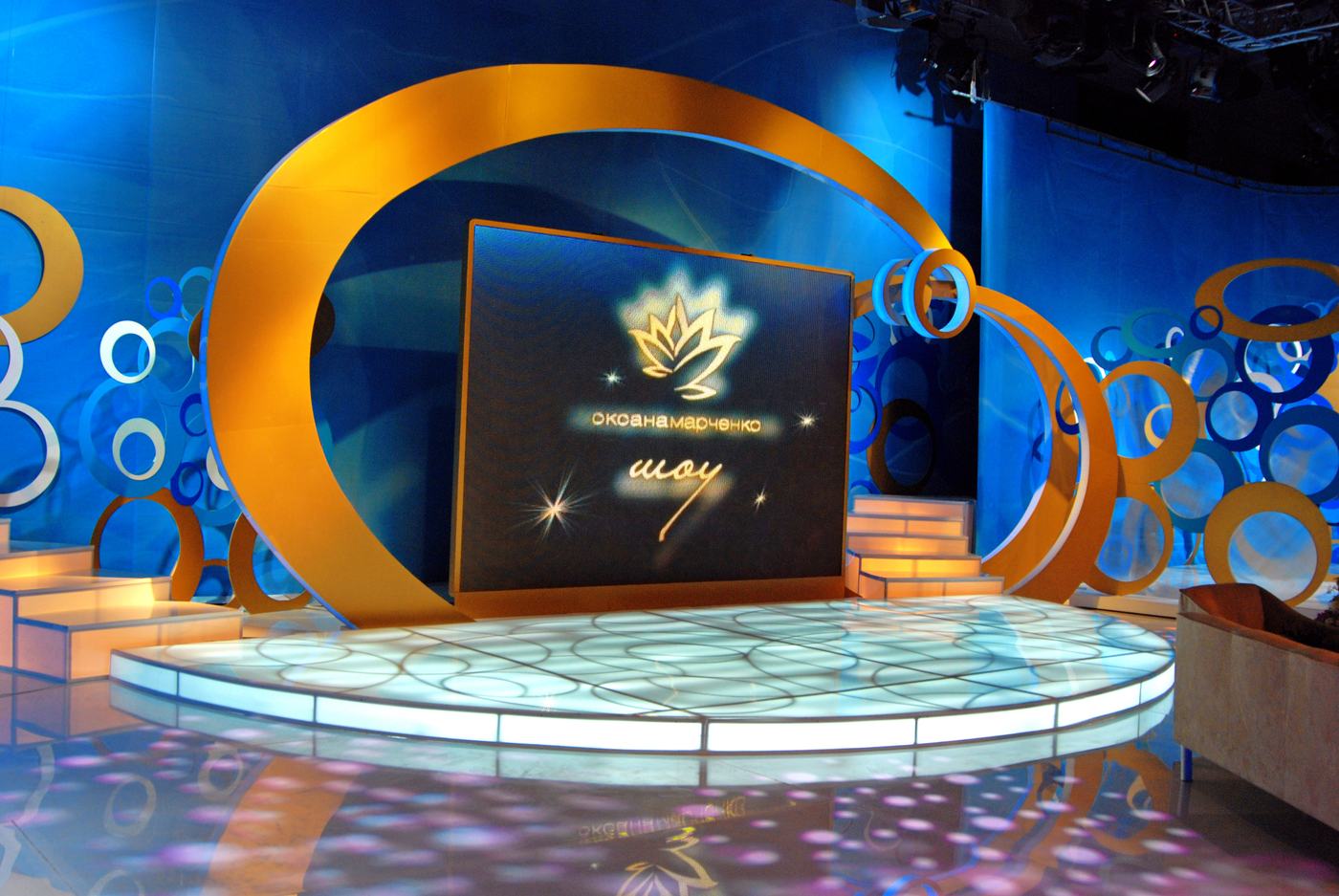 Gold ring arch stage with a TRUE dvLED wall and an illuminated glass floor