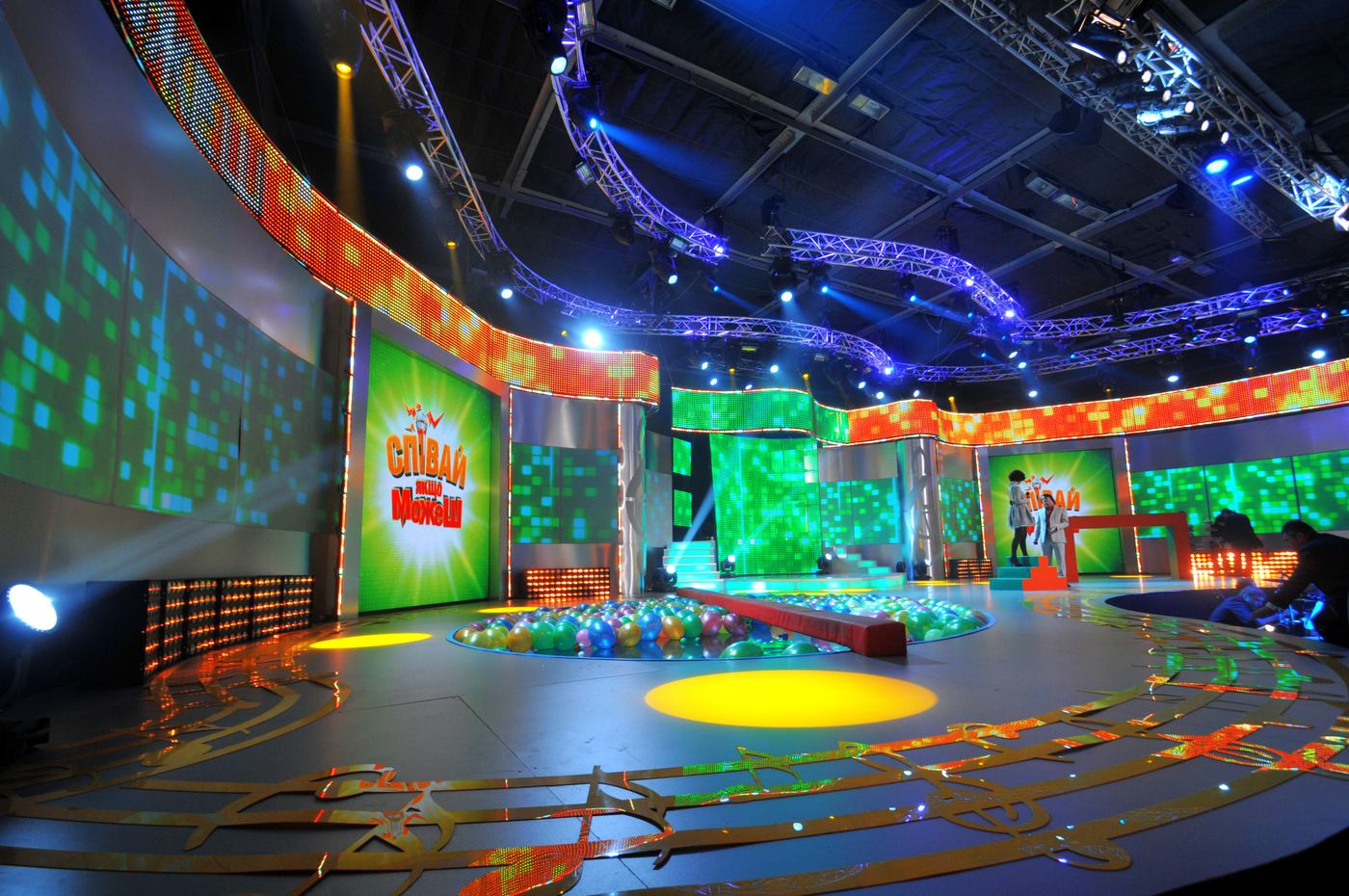 Children television studio with a curved green TRUE dvLED wall and a patterned LED floor