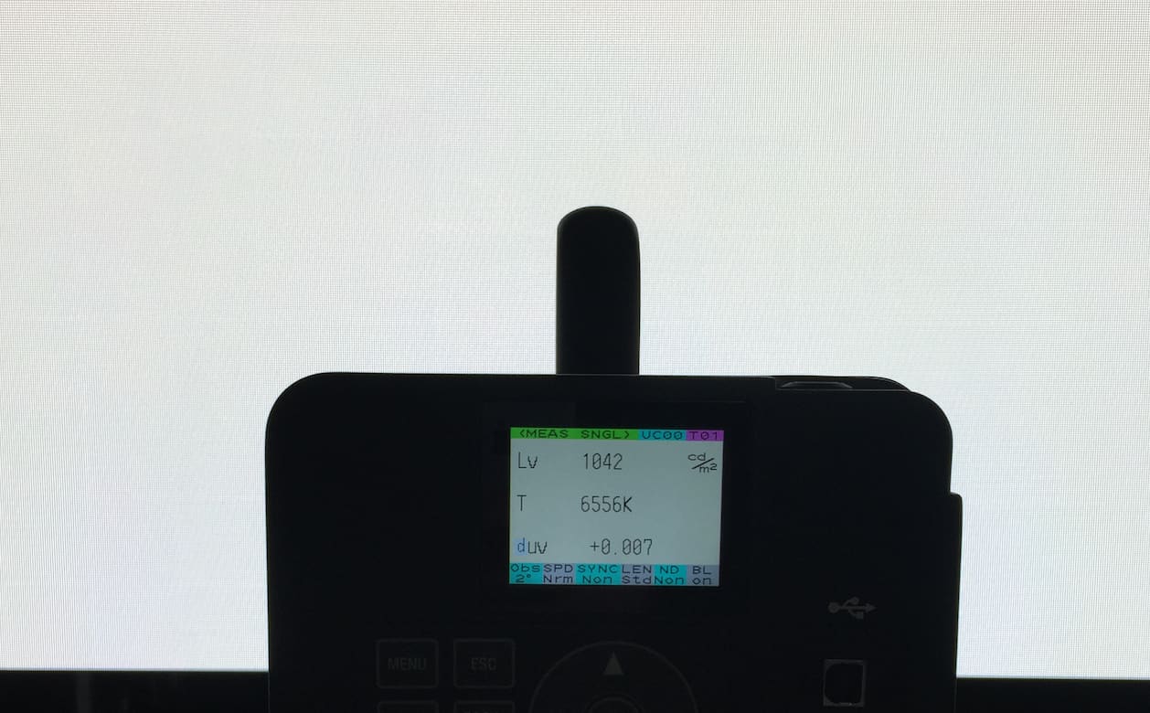Colorimeter measuring a TRUE dvLED white field and reading 1042 candela per square meter at 6556 kelvin
