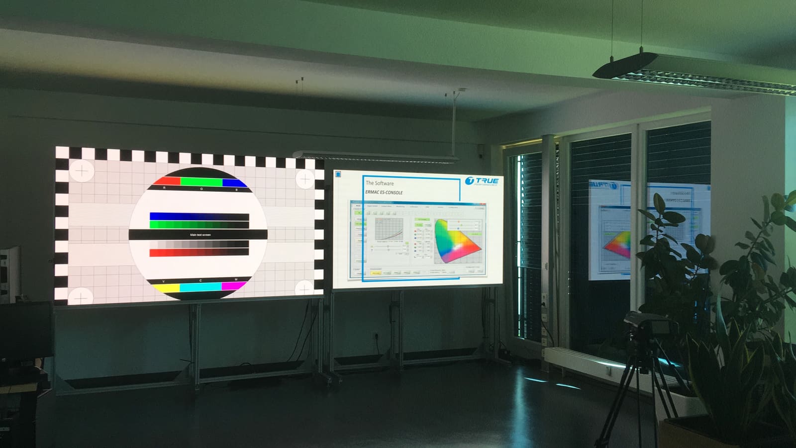 Grey scale test pattern on a TRUE dvLED wall next to the ERMAC console software