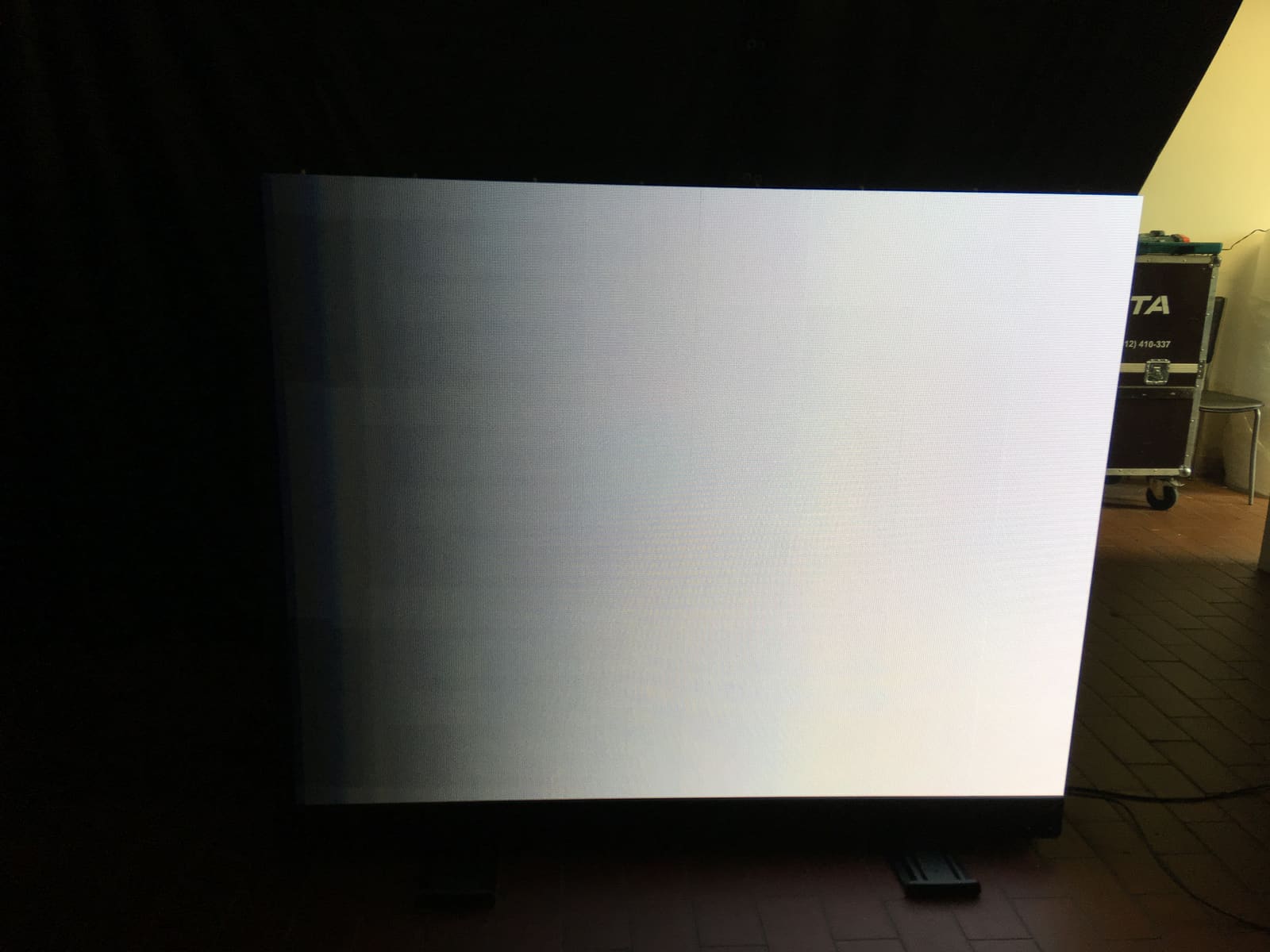 Uniform grey white field on a TRUE dvLED panel during a uniformity check
