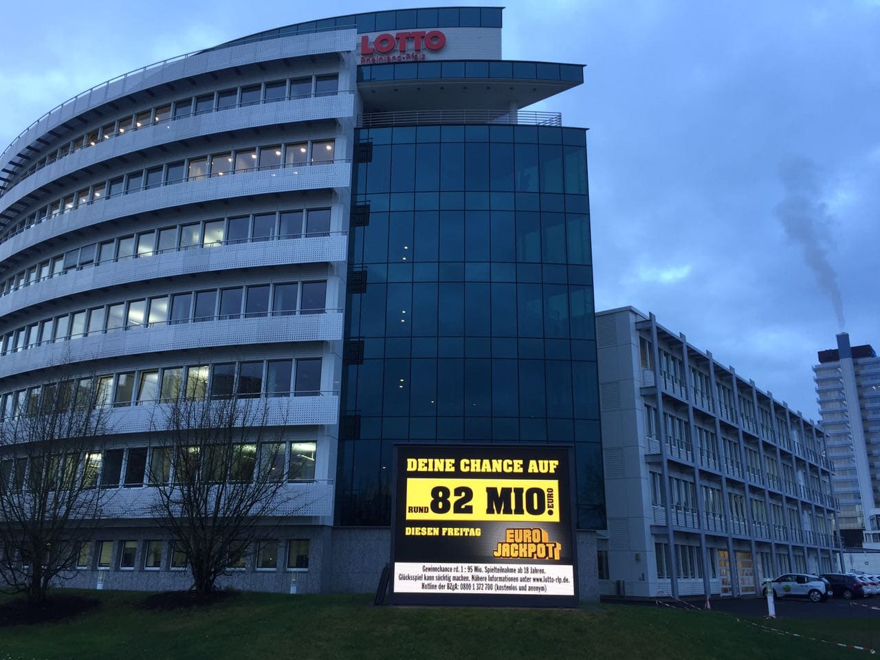Bright TRUE dvLED billboard on the Lotto Rheinland-Pfalz headquarters at dusk