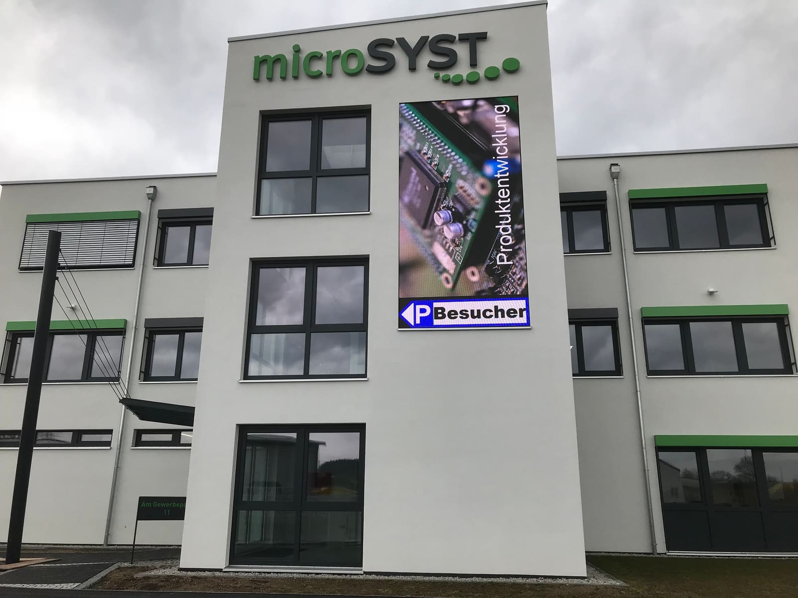 Portrait format TRUE dvLED screen on the microSYST office facade