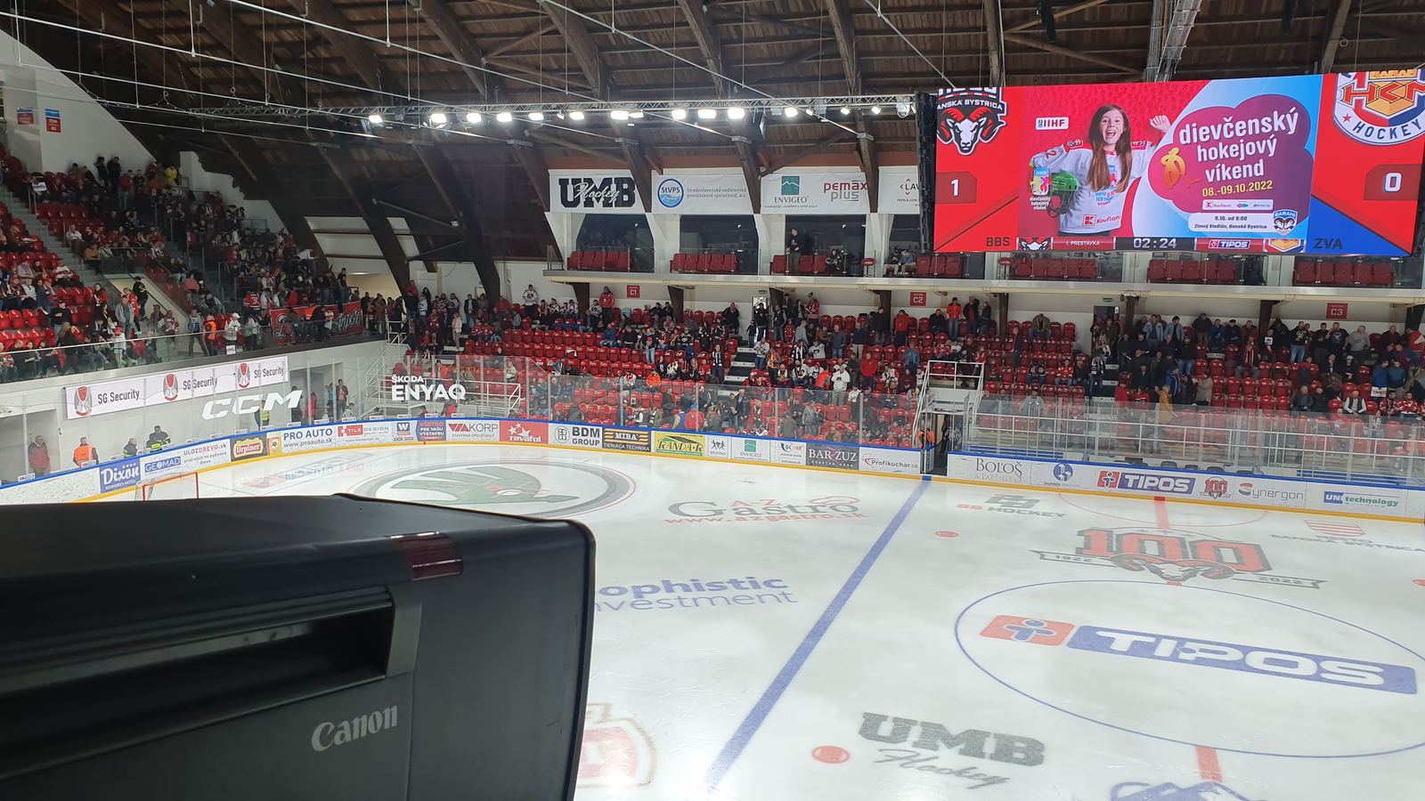 Ice hockey arena with TRUE dvLED perimeter displays