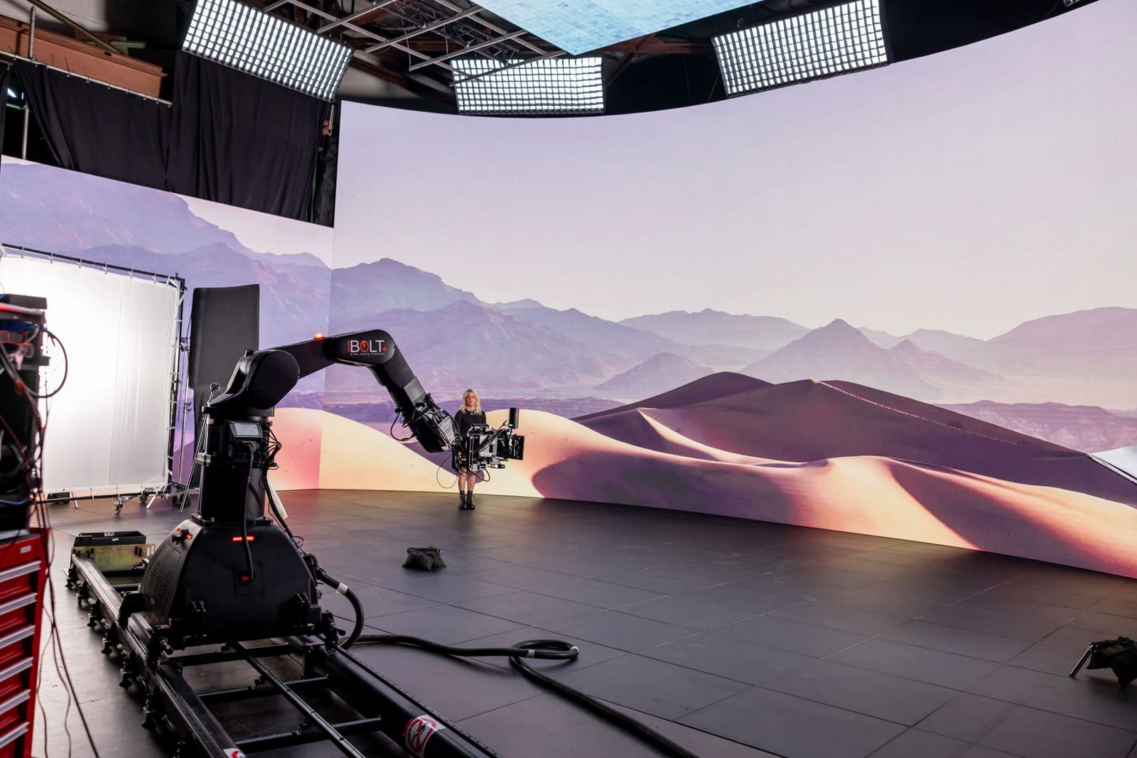 Wide TRUE dvLED desert volume with a robotic camera arm and overhead LED lighting