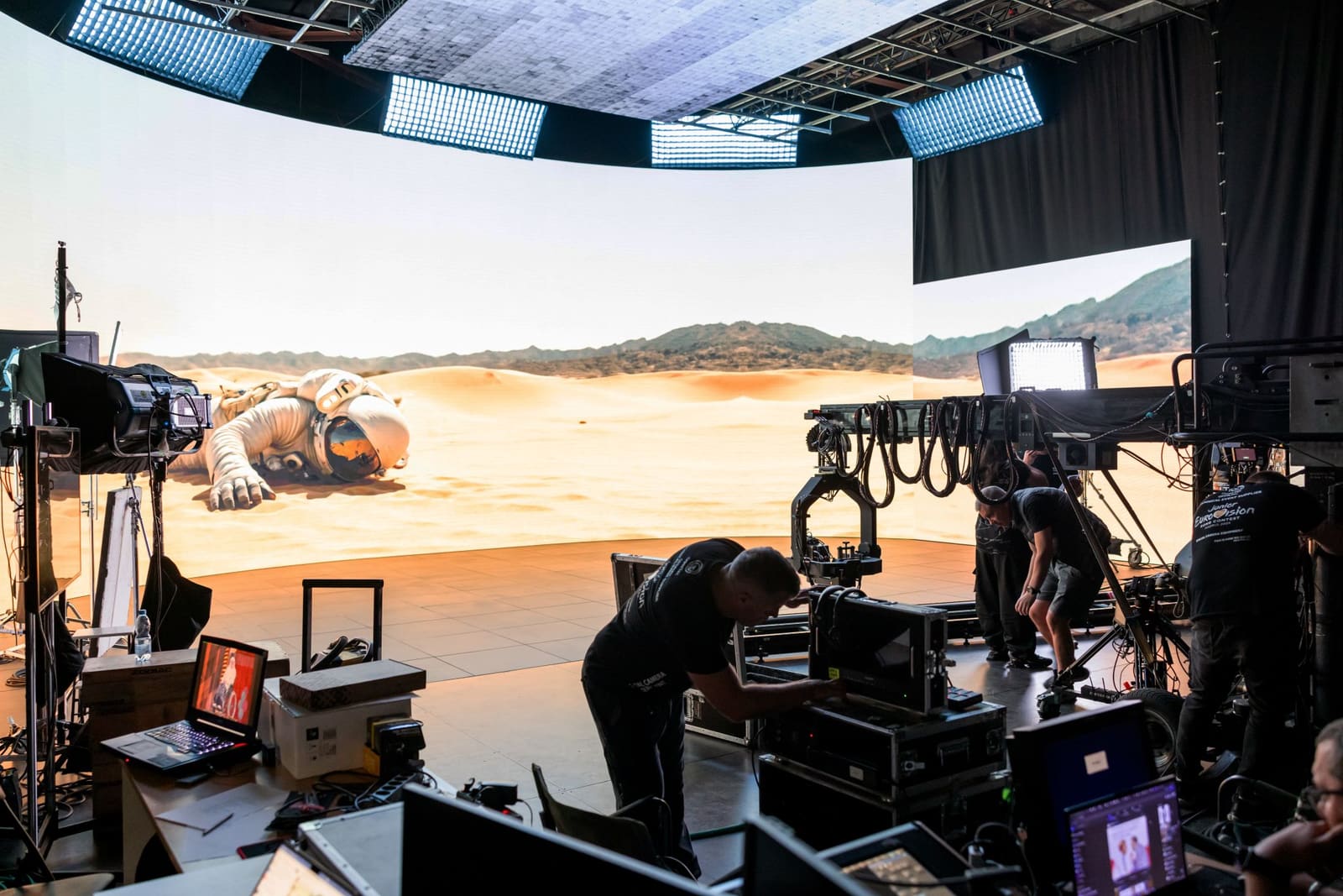 Large TRUE dvLED volume showing a desert scene with an astronaut, full crew at work