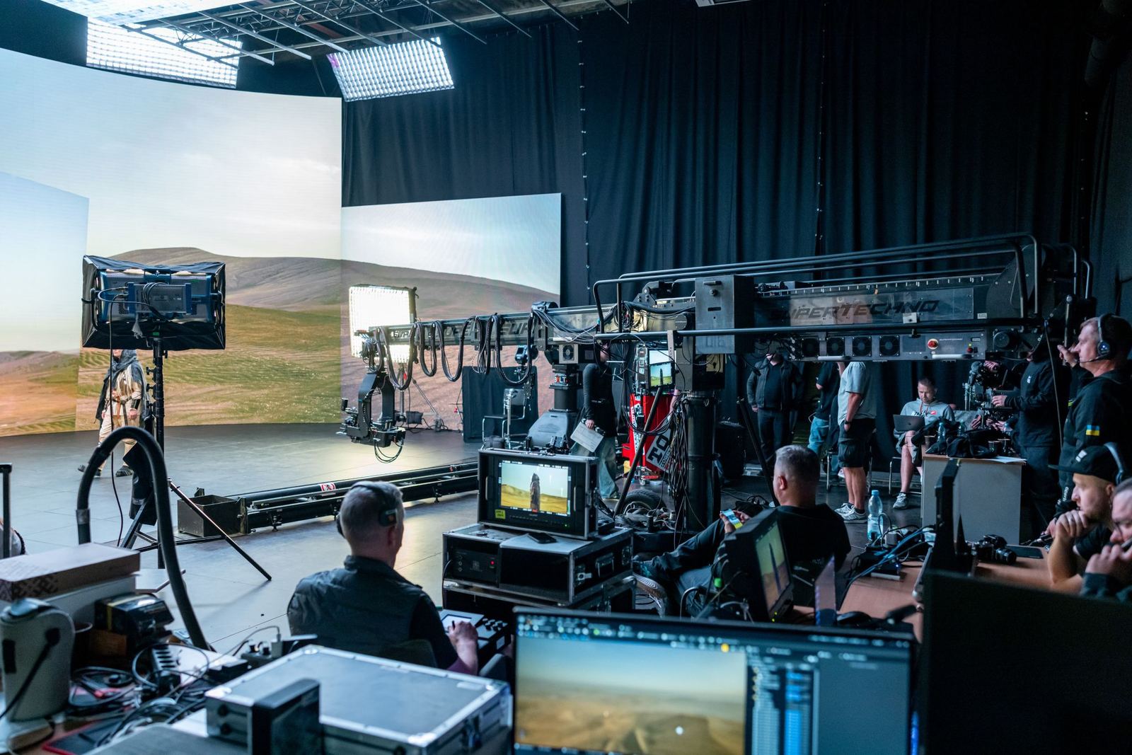 TRUE dvLED volume on set during a virtual production shoot